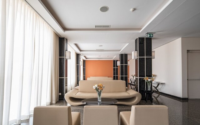 Área de estar no lobby do Polly Hotel Saurimo, Saurimo, Angola