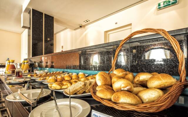 Pequeno-almoço no Polly Hotel Saurimo, seleção de alimentos, Saurimo, Angola